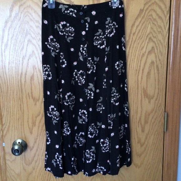 Sag Harbor - Black skirt with white and pink flowers and green foliage - Picture 7 of 12